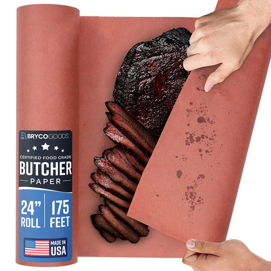 Hombre sostiene papel butcher con carne ahumada, ideal para asados, parrilla y bbq
