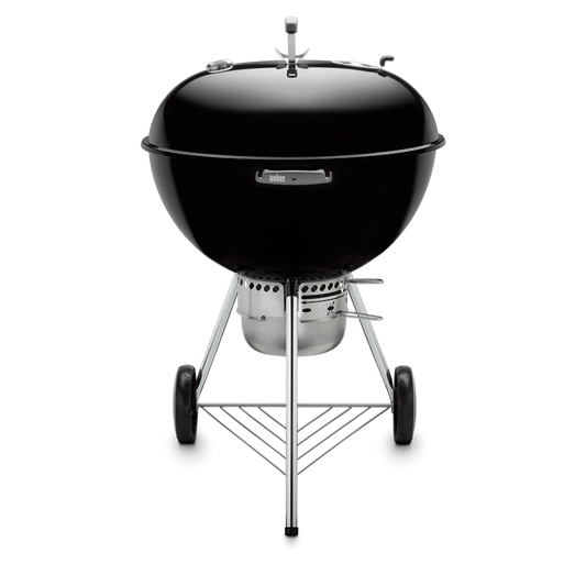 Hombre sostiene paquete de astillas de madera para ahumar, ideal para asados, parrilla y bbq