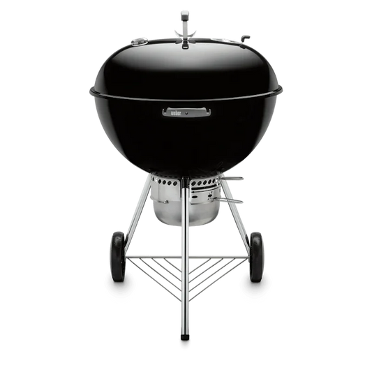 Hombre sostiene paquete de astillas de madera para ahumar, ideal para asados, parrilla y bbq