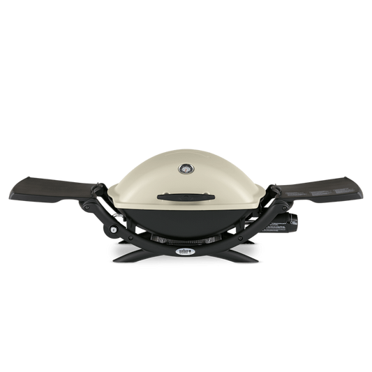 Hombre sostiene paquete de astillas de madera para ahumar, ideal para asados y parrilla