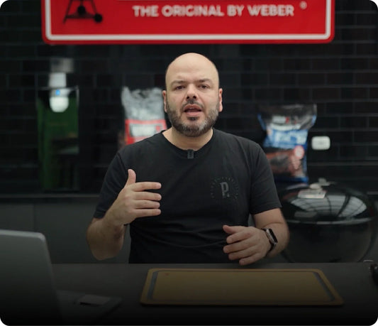 Hombre sostiene paquete de astillas de madera para ahumar, ideal para asados, parrilla y bbq