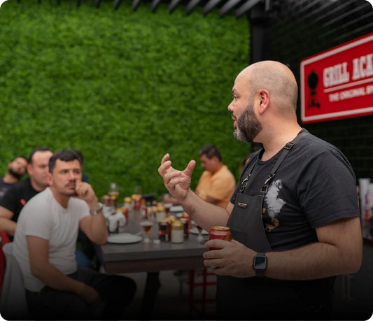 Hombre sostiene paquete de astillas de madera para ahumar, ideal para asados, parrilla y bbq