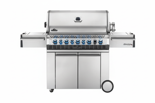 Hombre sostiene paquete de astillas de madera, perfecto para ahumar carnes, asados y bbq en parrilla.