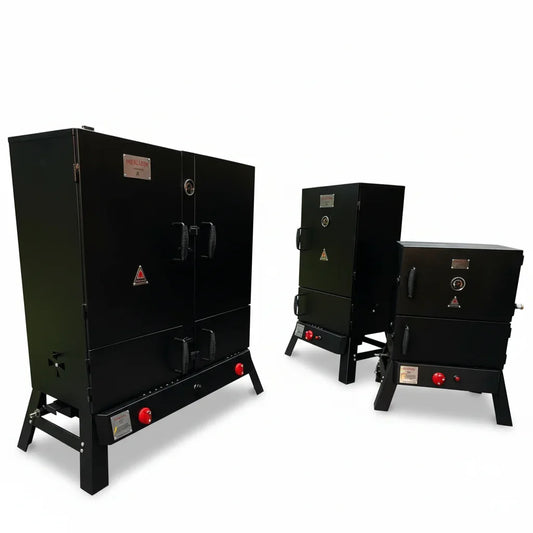 Tres ahumadores verticales profesionales a carbón y gas para asados y parrilla.