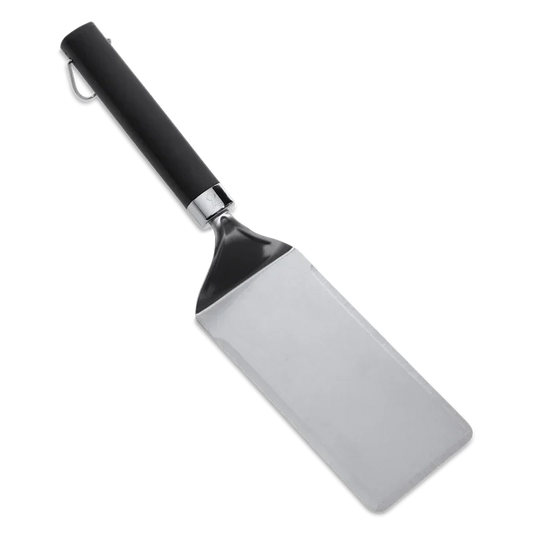 Hombre sostiene paquete de astillas de madera para ahumar, ideal para asados y parrilla