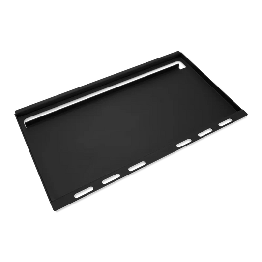 Hombre sostiene paquete de astillas de madera para ahumar, ideal para asados, parrilla, ahumados y bbq