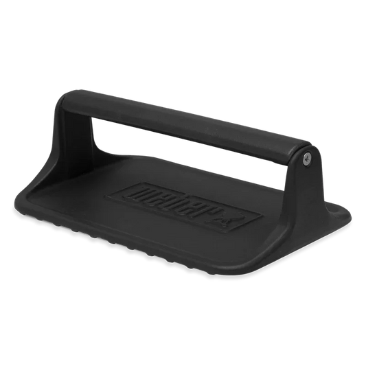 Hombre sostiene paquete de astillas de madera para ahumar, ideal para asados y bbq