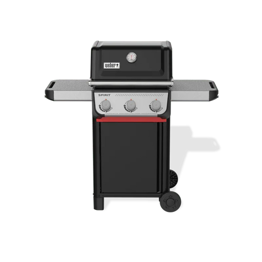 Hombre sostiene paquete de astillas de madera para ahumar, ideal para asados, parrilla y bbq