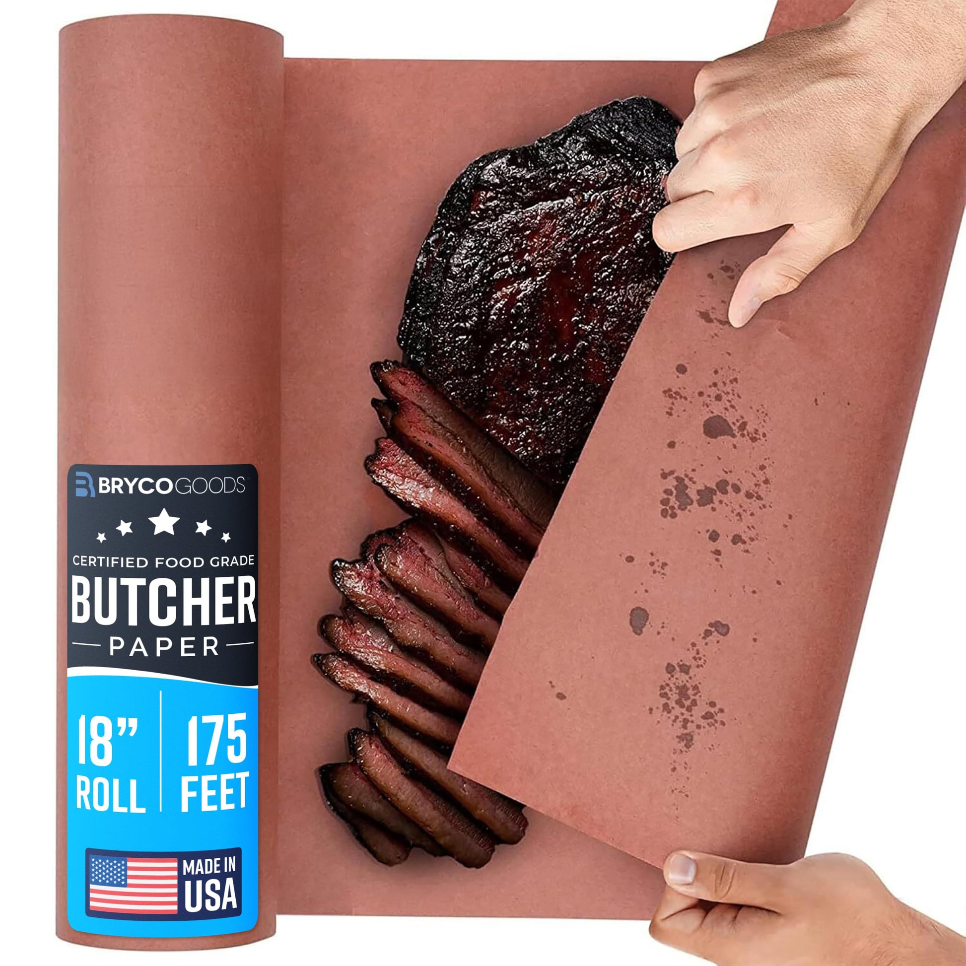 Manos enrollan papel para carnicería con carne ahumada, ideal para asados, parrillas y BBQ