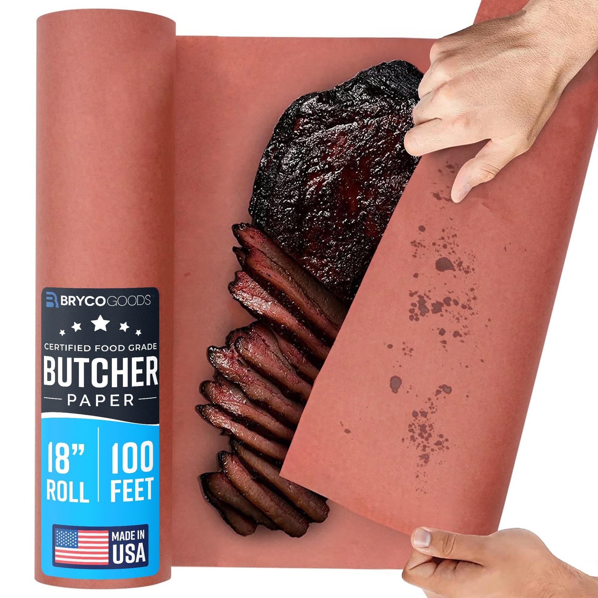 Manos usando papel butcher con carne ahumada, ideal para asados y parrilla