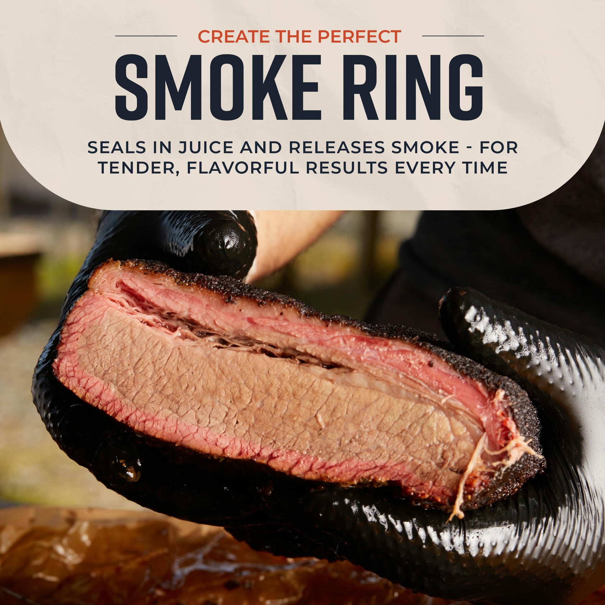 Persona sostiene trozo de carne ahumada mostrando anillo de humo, ideal para parrilla y asados.