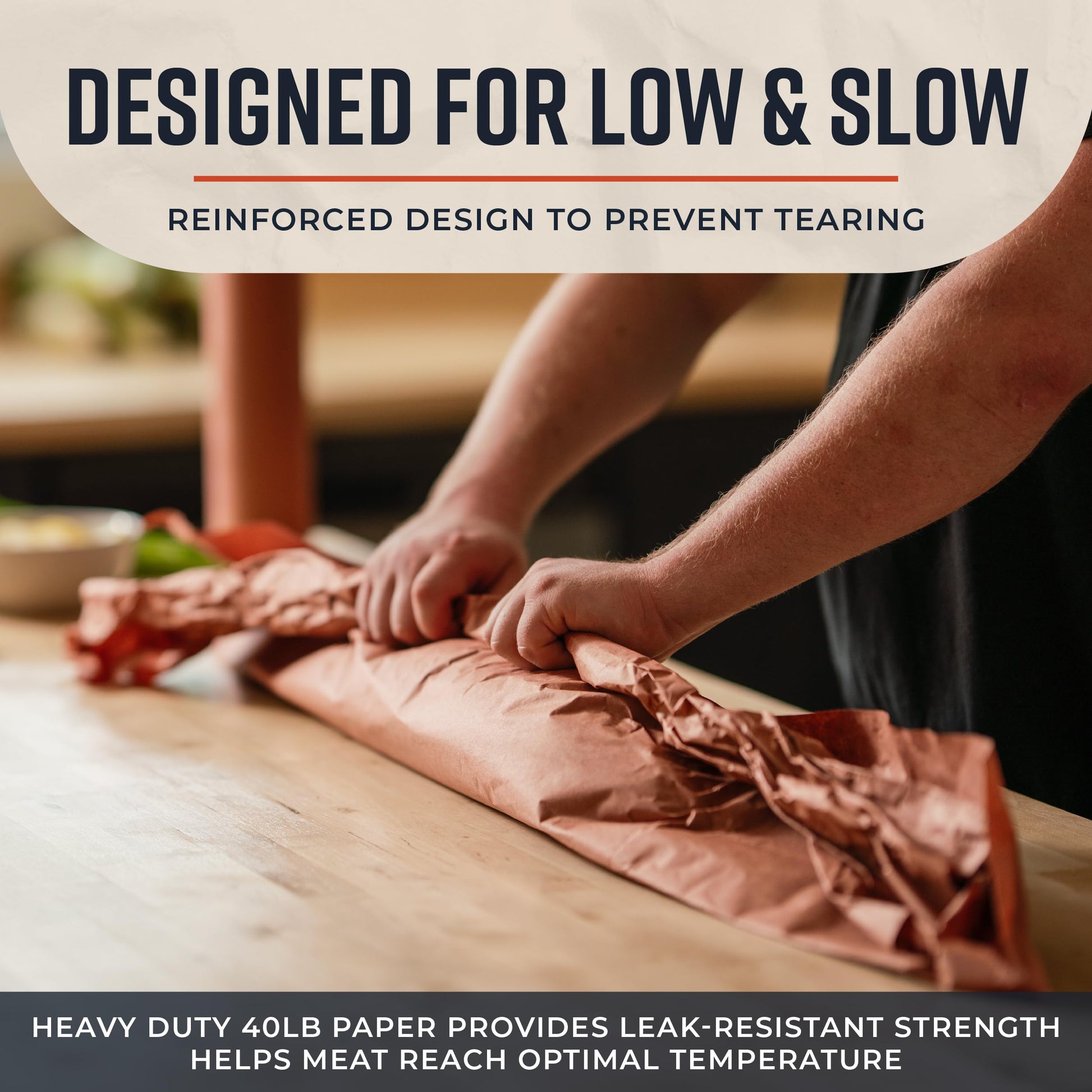 Hombre sostiene paquete de astillas de madera para ahumar, ideal para asados, parrilla y bbq