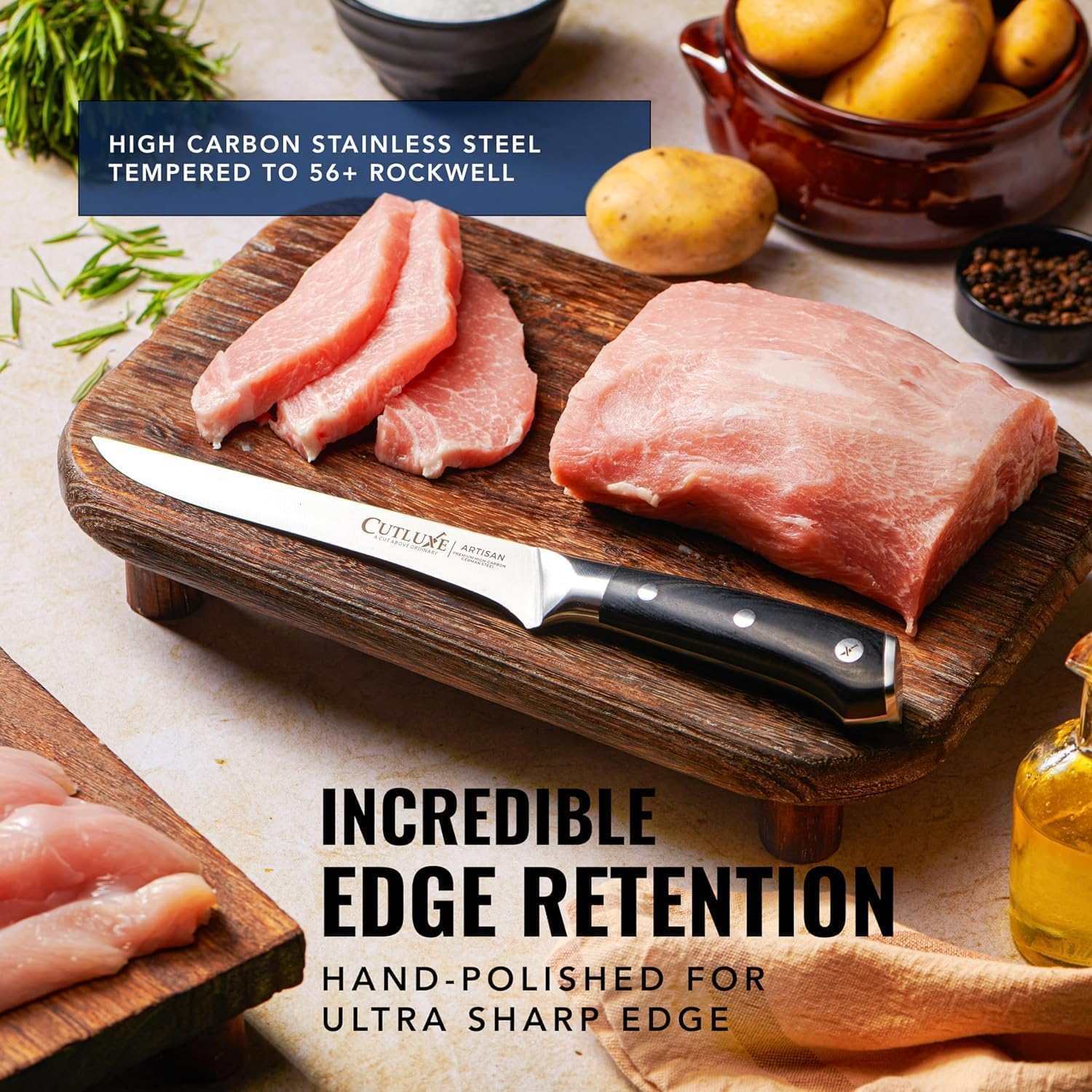 Cuchillo de cocina de acero inoxidable sobre tabla con carne cruda, ideal para cortar y parrilla