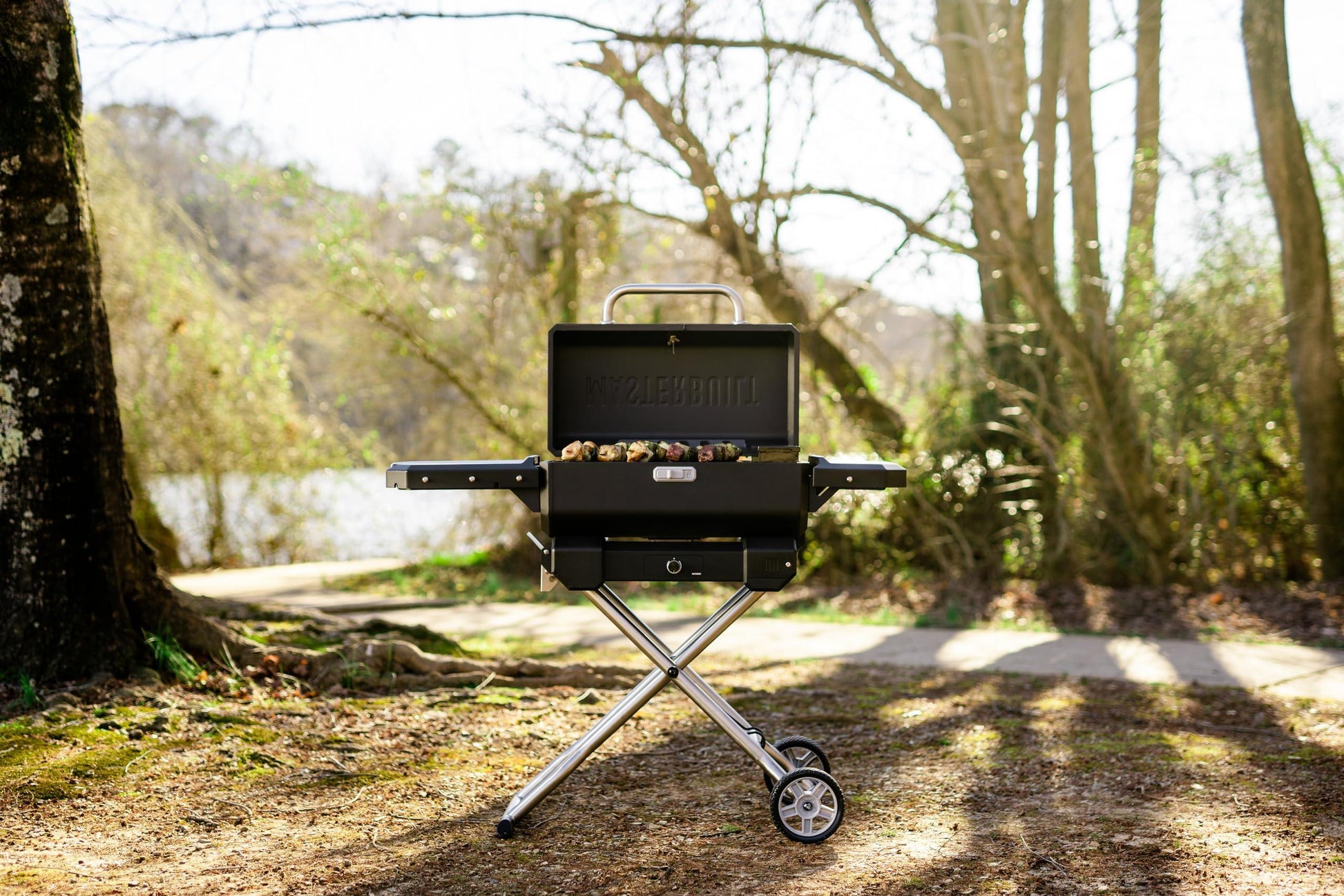 Masterbuilt Parrilla Portátil a Carbón con Carrito Plegable y Control de Temperatura - Parrilleros Aficionados