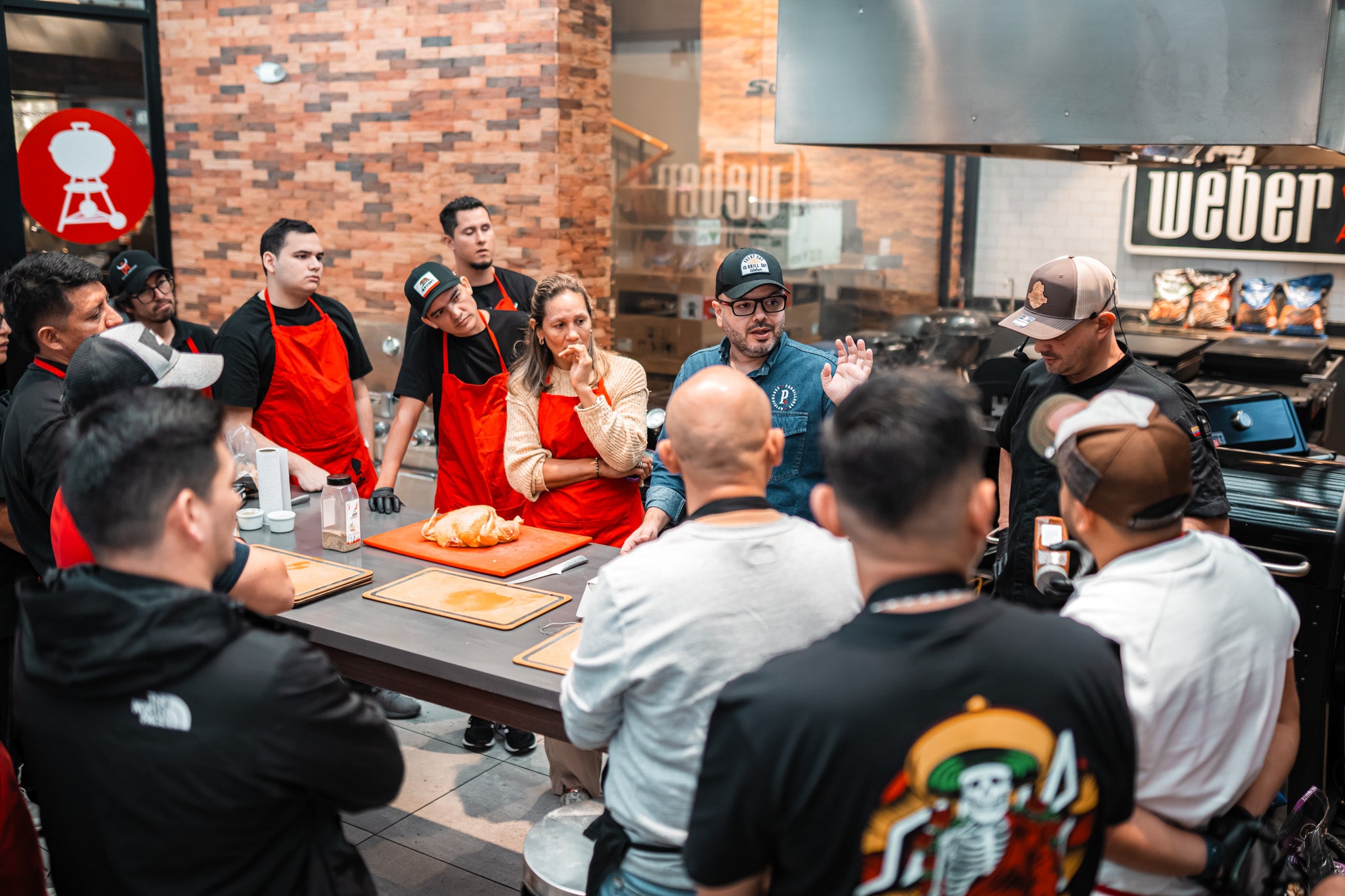 Hombre sostiene paquete de astillas de madera para ahumar, ideal para asados, parrilla, ahumados y bbq