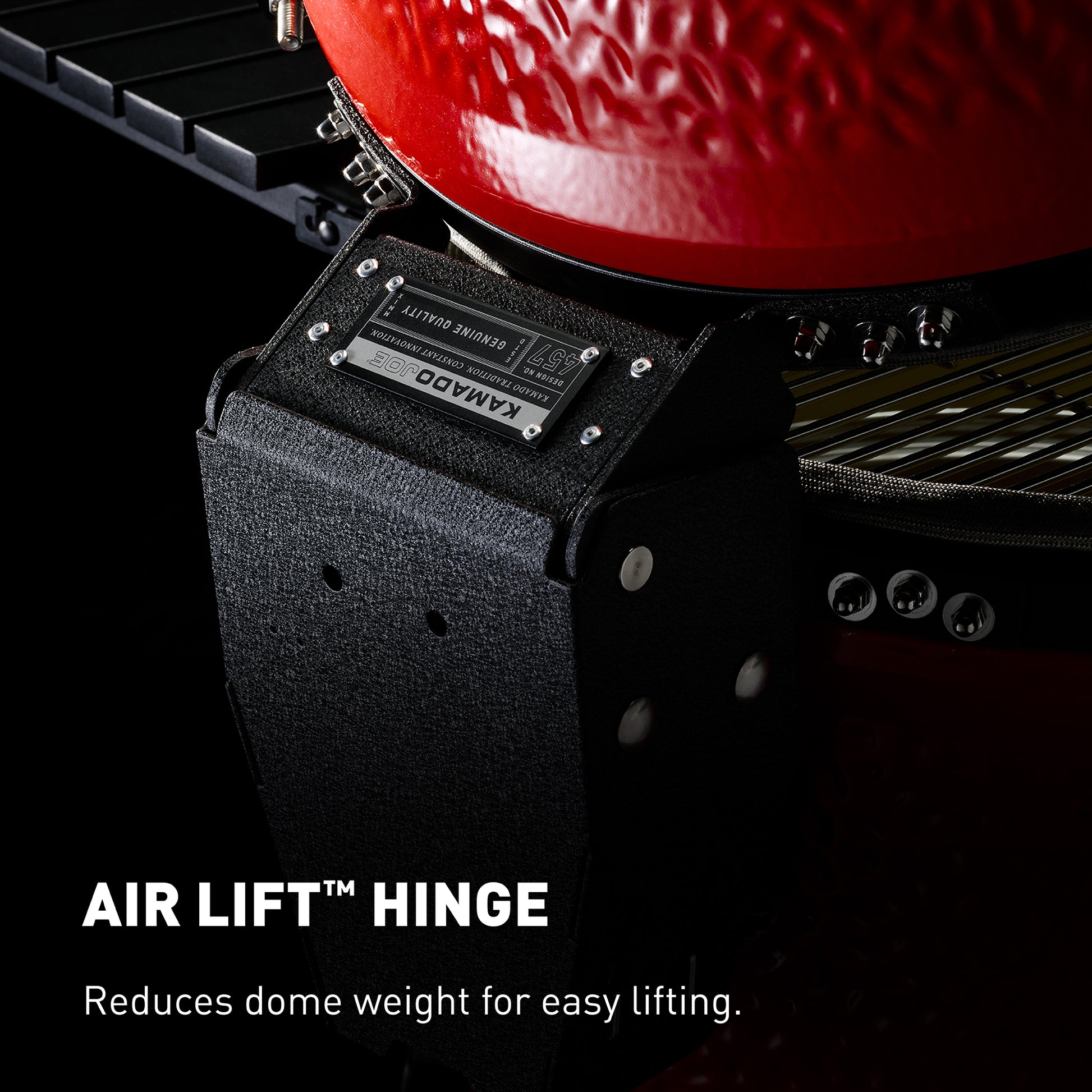 Hombre sostiene paquete de astillas de madera para ahumar, ideal para asados, parrilla y bbq