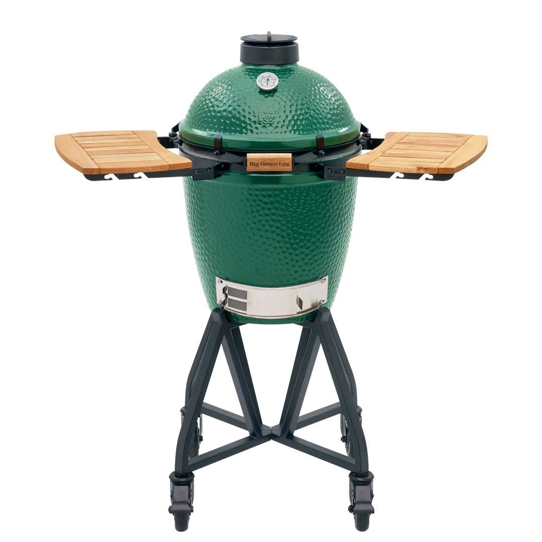 Asador cerámico verde con mesas laterales de madera, ideal para asados y ahumados