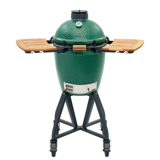 Asador cerámico verde con mesas laterales de madera, ideal para asados y ahumados