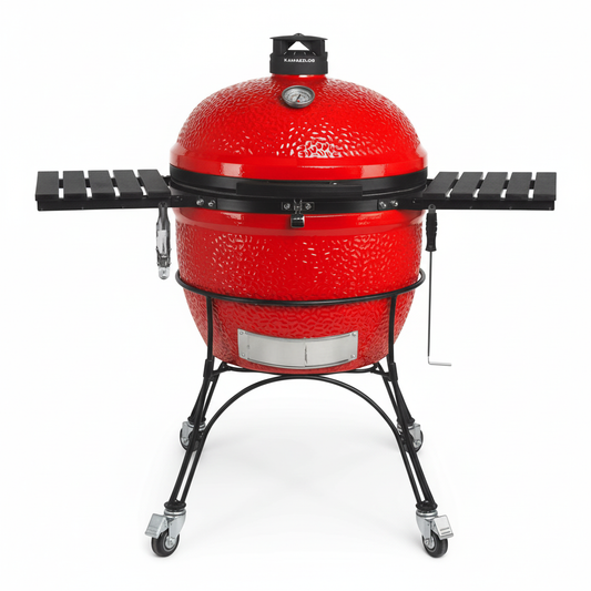 Hombre sostiene paquete de astillas de madera para ahumar, ideal para asados y parrilla.