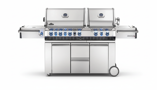 Hombre sostiene paquete de astillas de madera para ahumar, ideal para asados y bbq