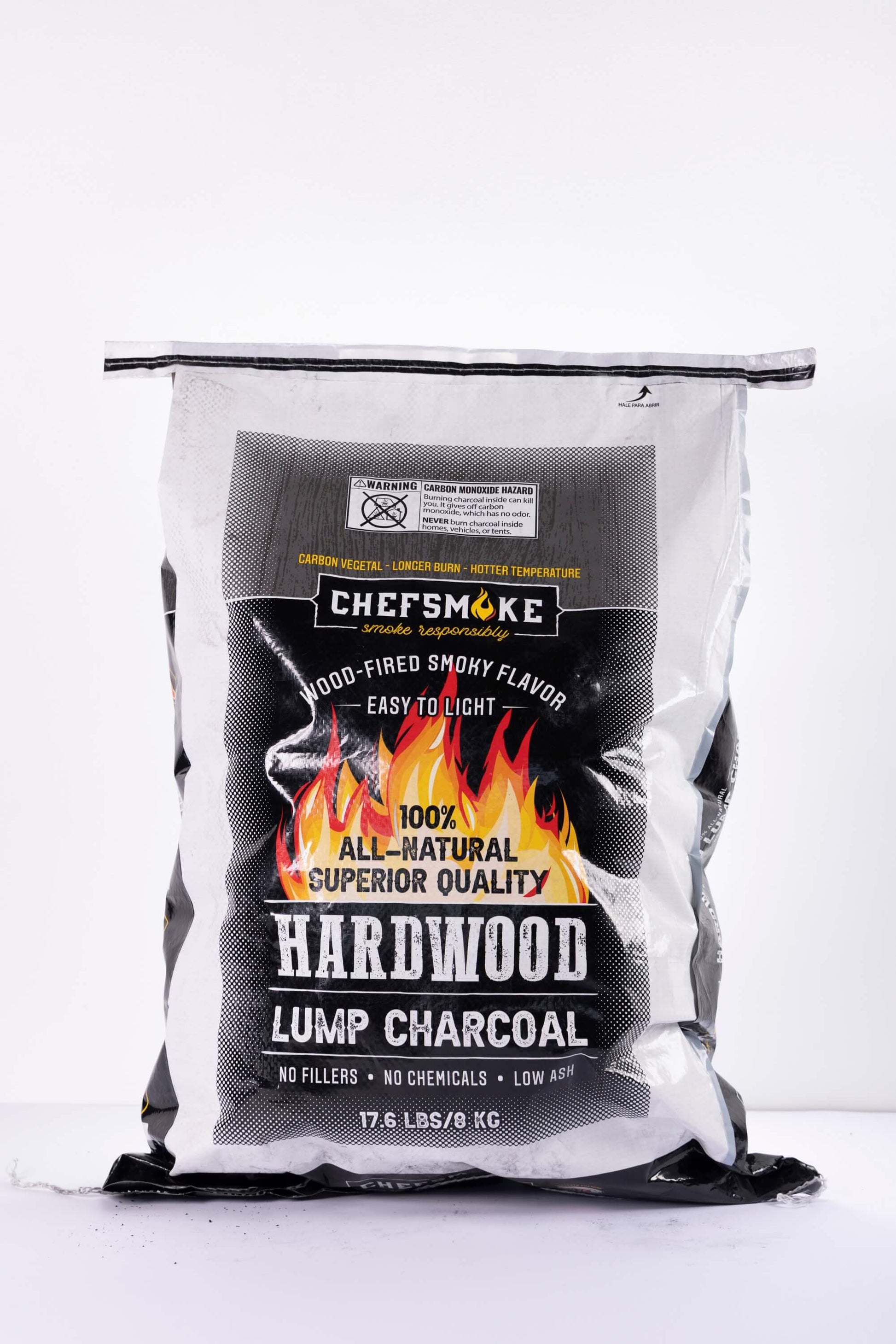 Hombre sostiene paquete de astillas de madera para ahumar, ideal para asados, parrilla y bbq