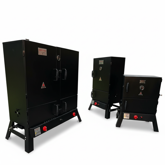 Tres ahumadores verticales profesionales a carbón y gas para asados y parrilla.