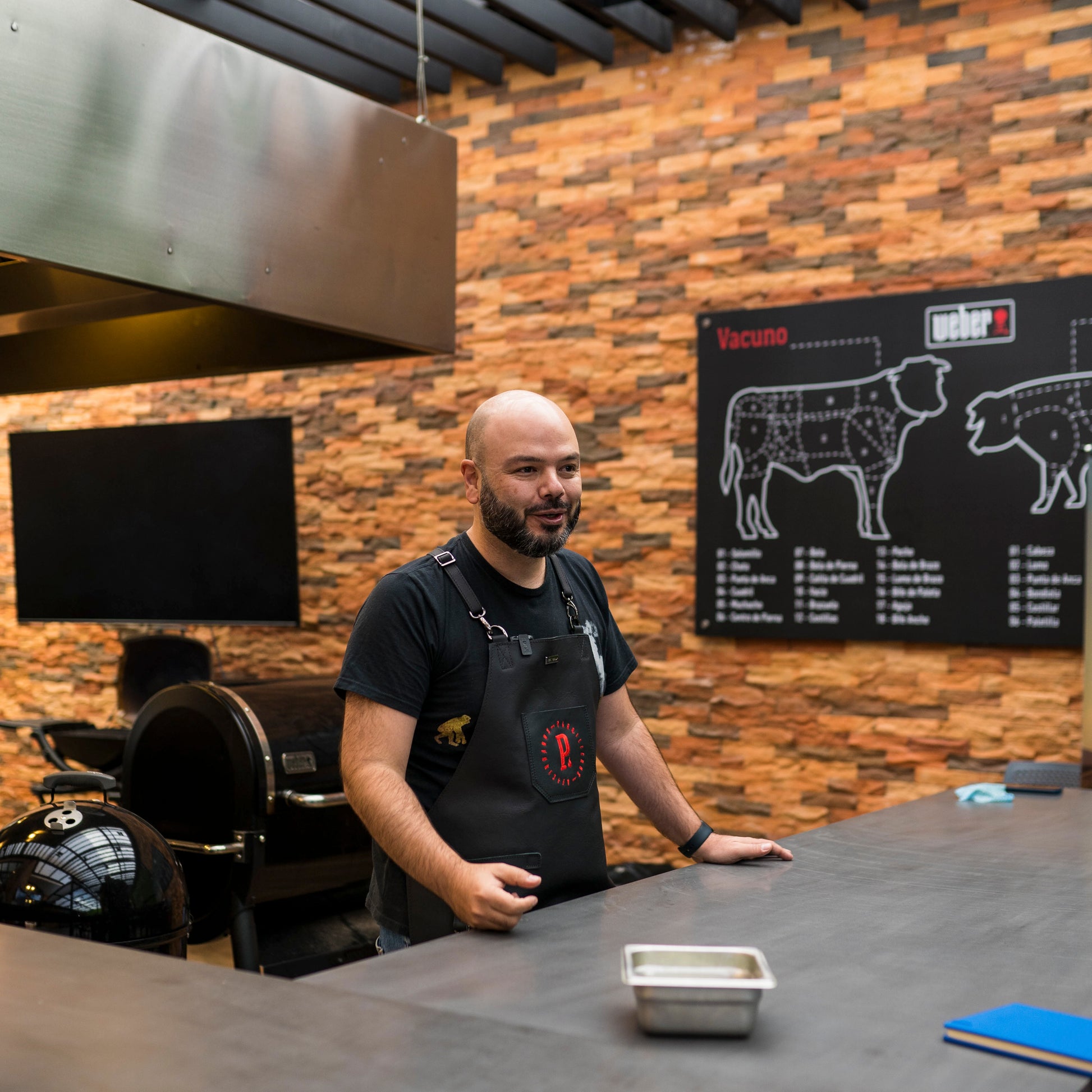 Hombre sostiene paquete de astillas de madera para ahumar, ideal para asados, parrilla y bbq