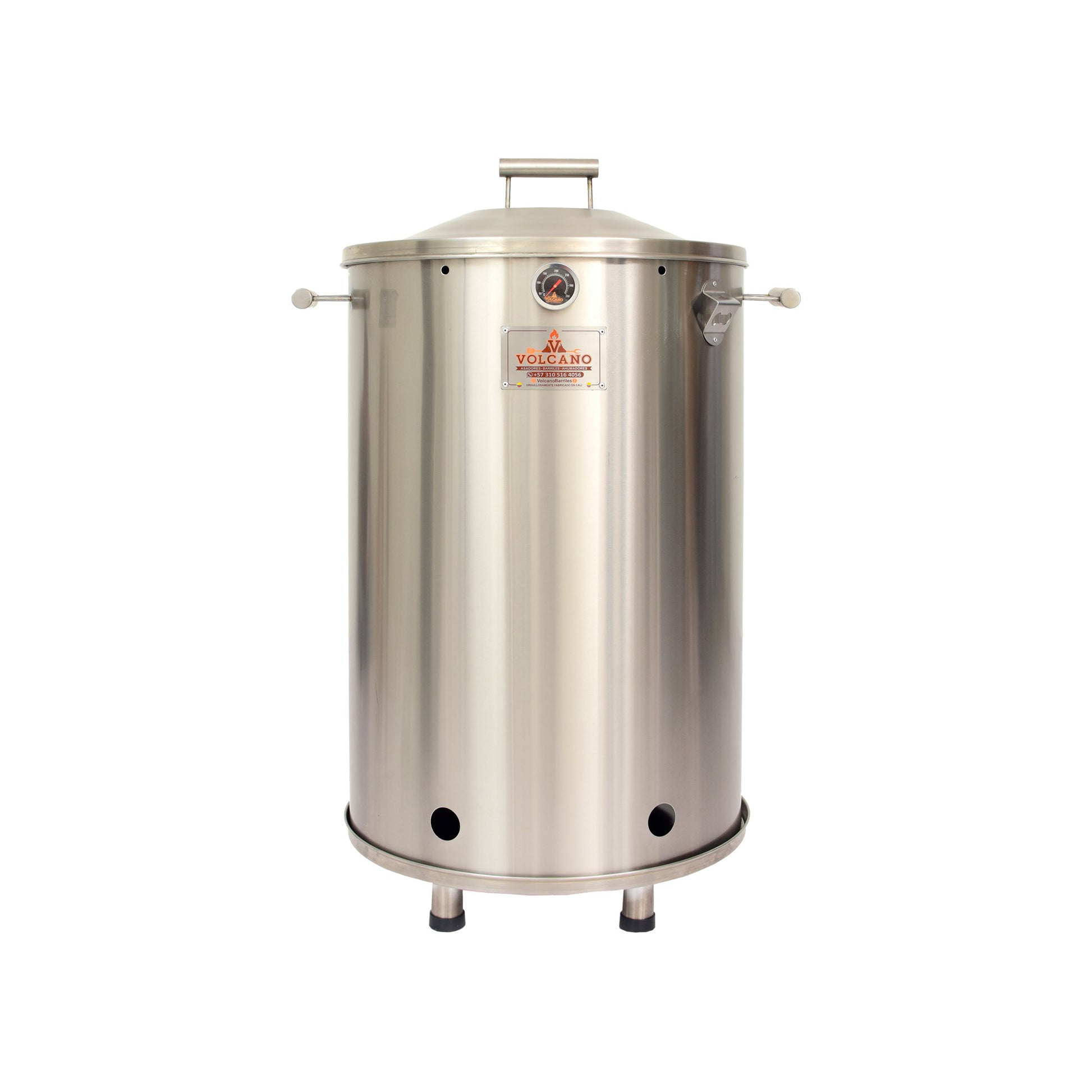 Hombre sostiene paquete de astillas de madera para ahumar, ideal para asados, parrilla y bbq