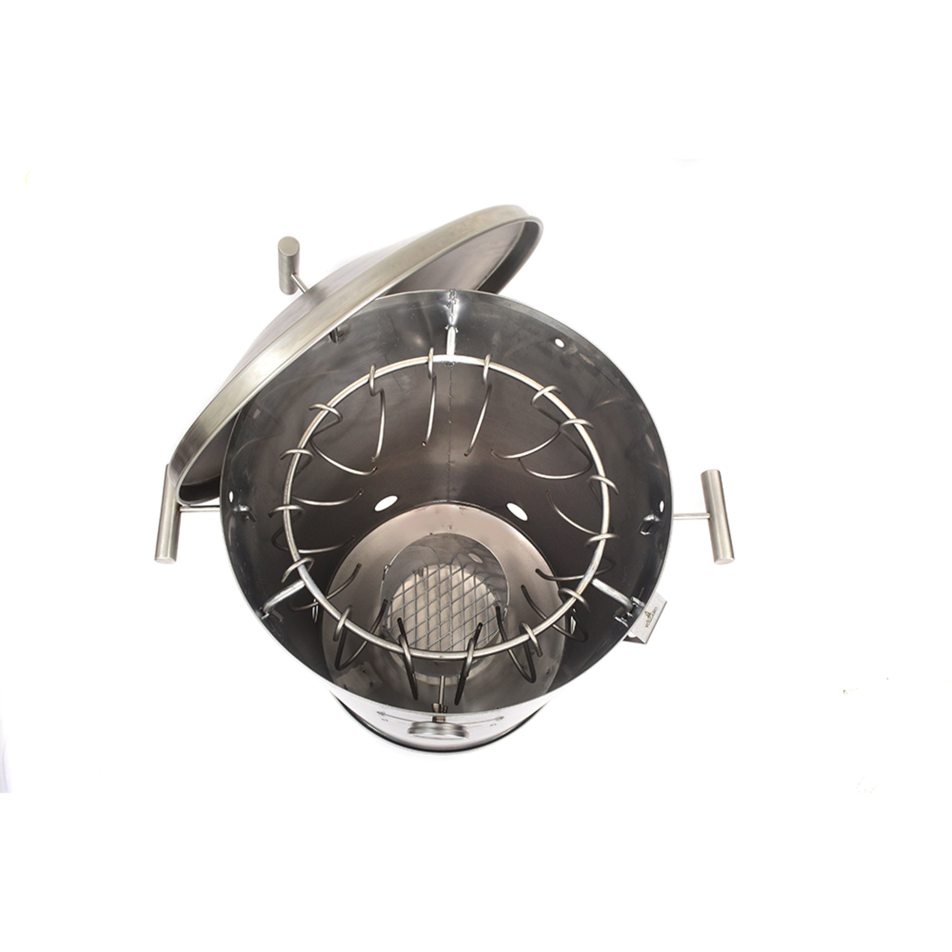 Hombre sostiene paquete de astillas de madera para ahumar, ideal para asados y parrilla