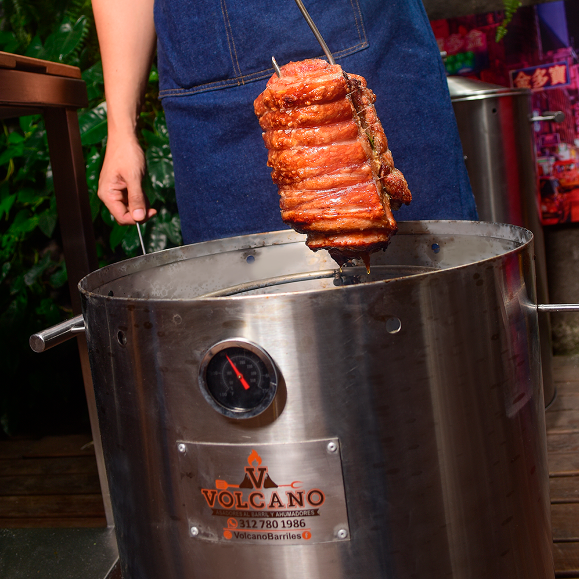 Hombre sostiene paquete de astillas de madera para ahumar, ideal para asados, parrilla, ahumados y bbq