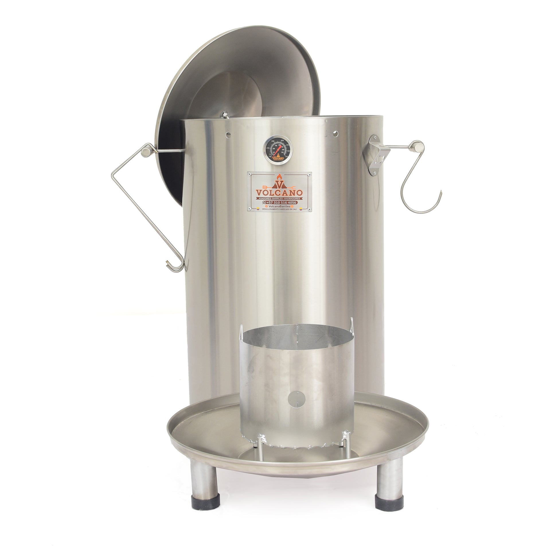 Hombre sostiene paquete de astillas de madera para ahumar, ideal para asados, parrilla y bbq