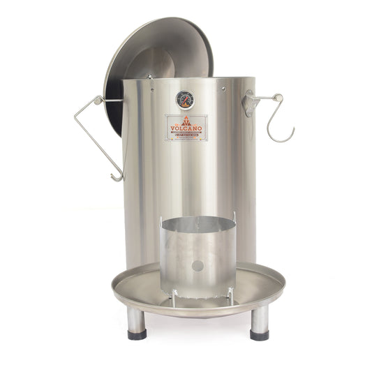 Hombre sostiene paquete de astillas de madera para ahumar, ideal para asados, parrilla y bbq