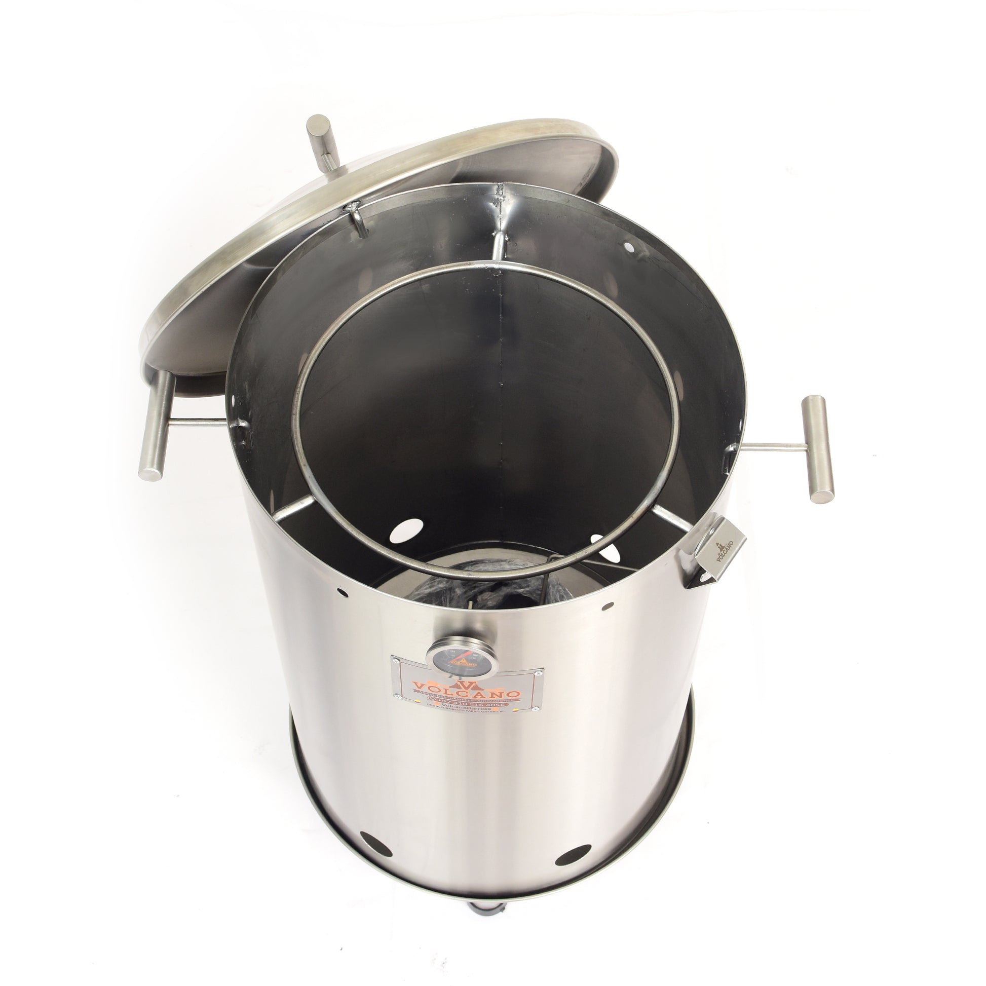 Hombre sostiene paquete de astillas de madera para ahumar, ideal para asados, parrilla, ahumados y bbq