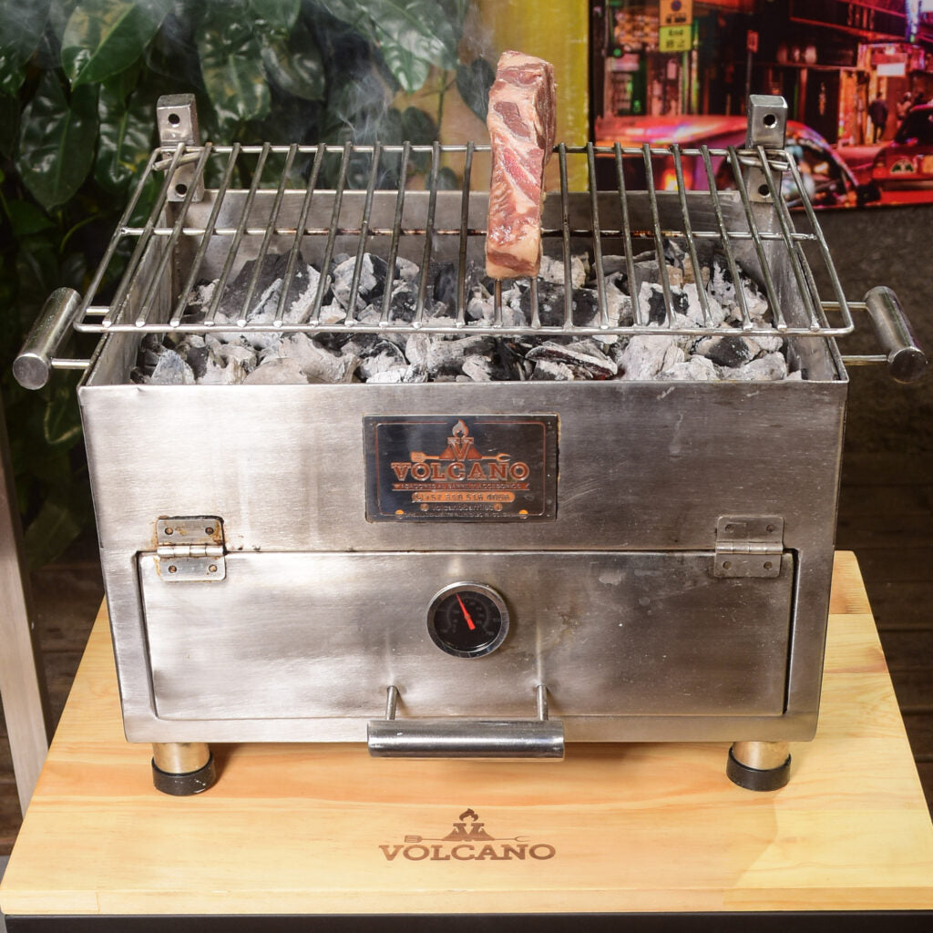 Hombre sostiene paquete de astillas de madera para ahumar, ideal para asados y bbq