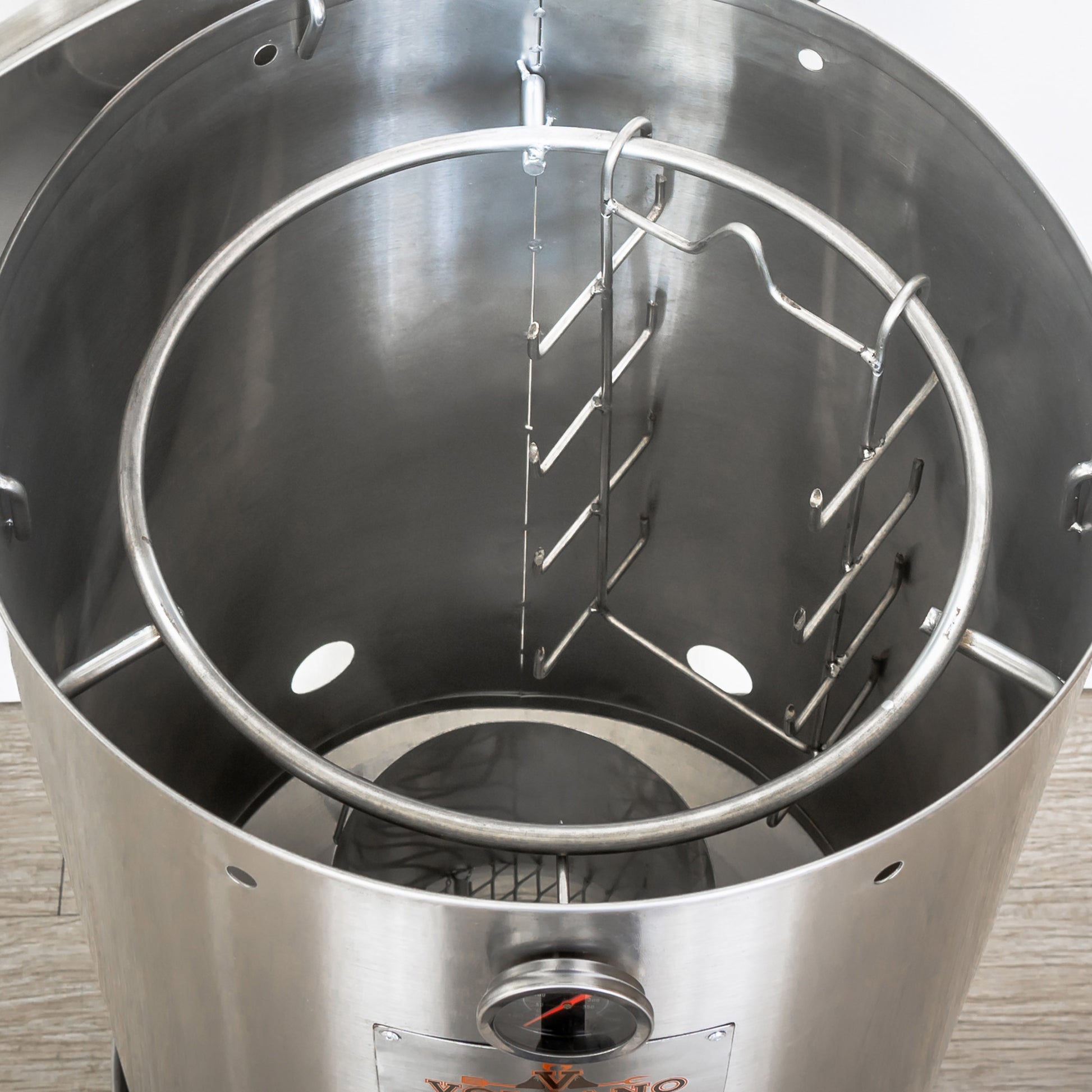 Hombre sostiene paquete de astillas de madera para ahumar, ideal para asados y parrilla