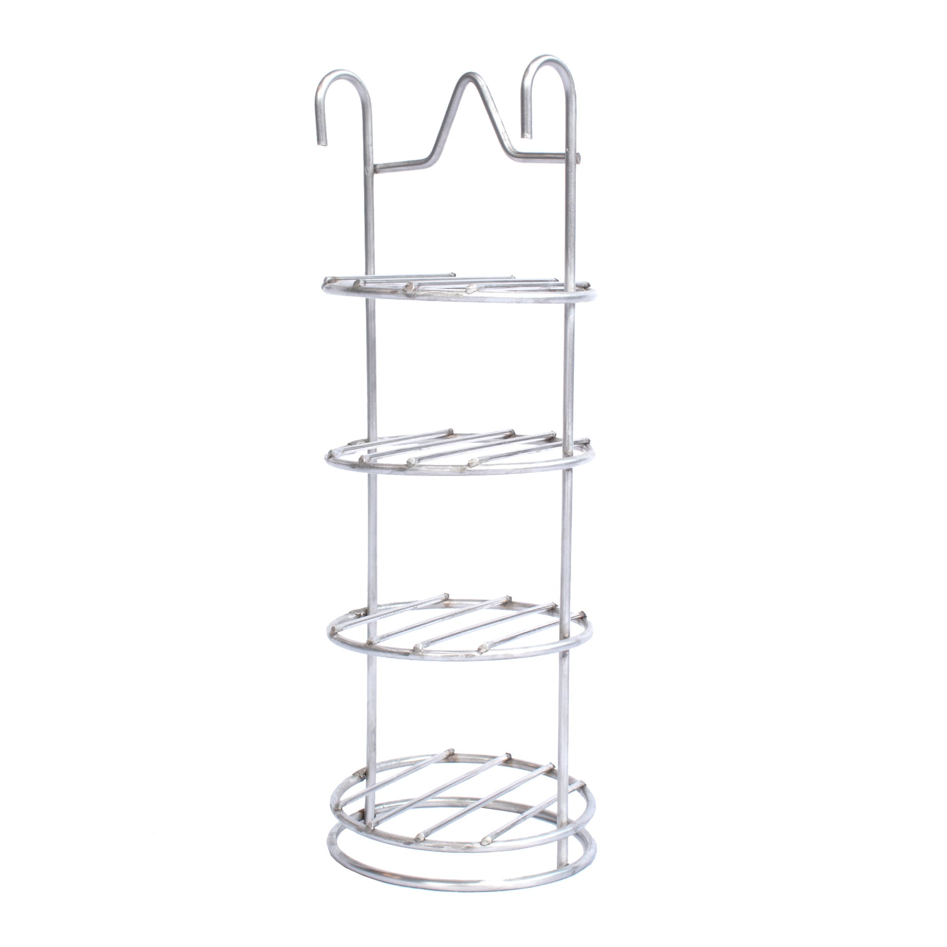 Hombre sostiene paquete de astillas de madera para ahumar, ideal para asados y bbq