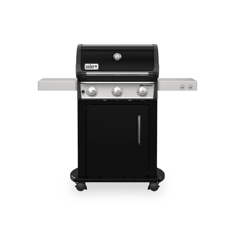 Hombre sostiene paquete de astillas de madera para ahumar, ideal para asados y bbq