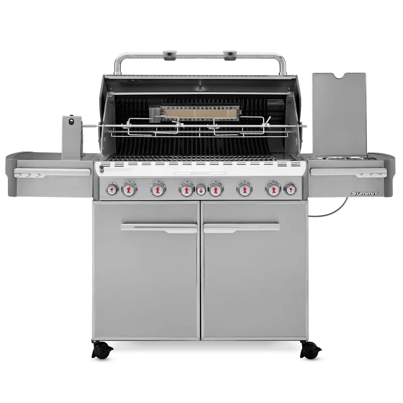 Hombre sostiene paquete de astillas de madera para ahumar, ideal para asados y bbq