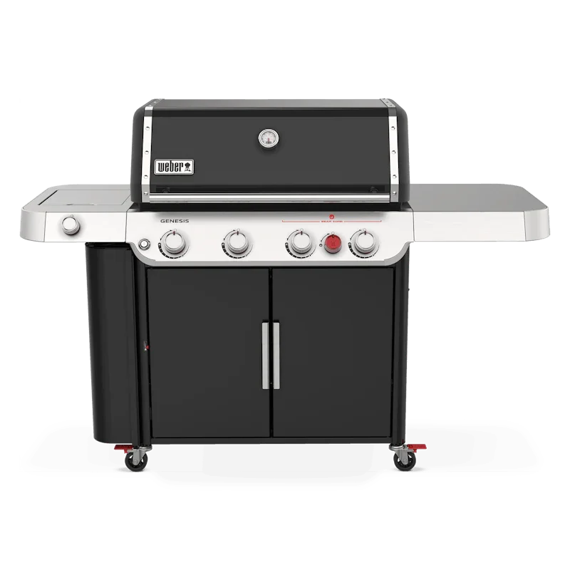 Hombre sostiene paquete de astillas de madera para ahumar, ideal para asados y bbq