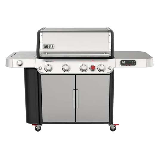 Hombre sostiene paquete de astillas de madera para ahumar, ideal para asados, parrilla y bbq