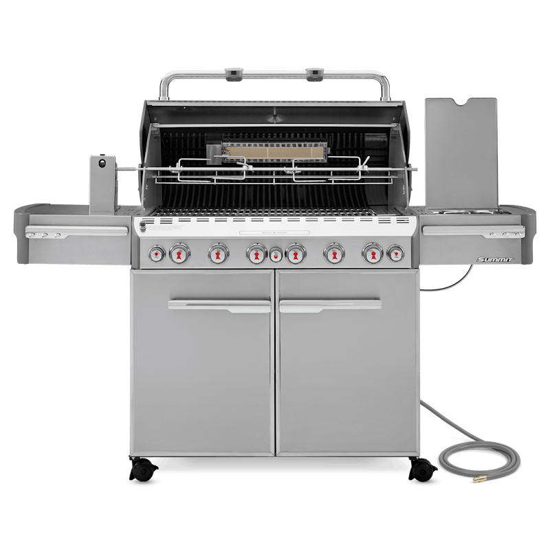 Hombre sostiene paquete de astillas de madera para ahumar, ideal para asados, parrilla y bbq