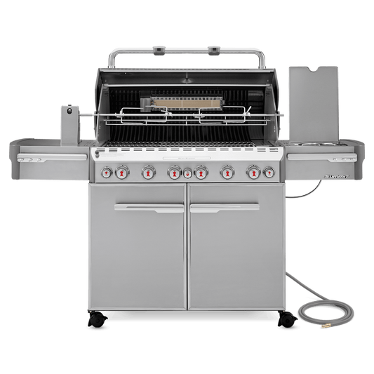 Hombre sostiene paquete de astillas de madera para ahumar, ideal para asados, parrilla y bbq