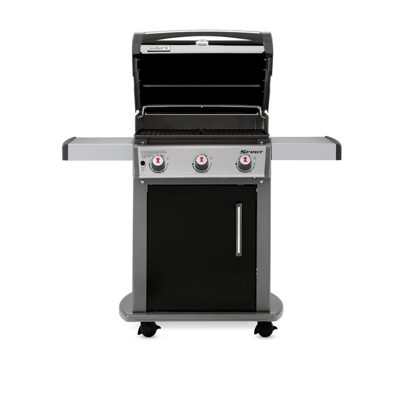 Hombre sostiene paquete de astillas de madera para ahumar, ideal para asados, parrilla y bbq