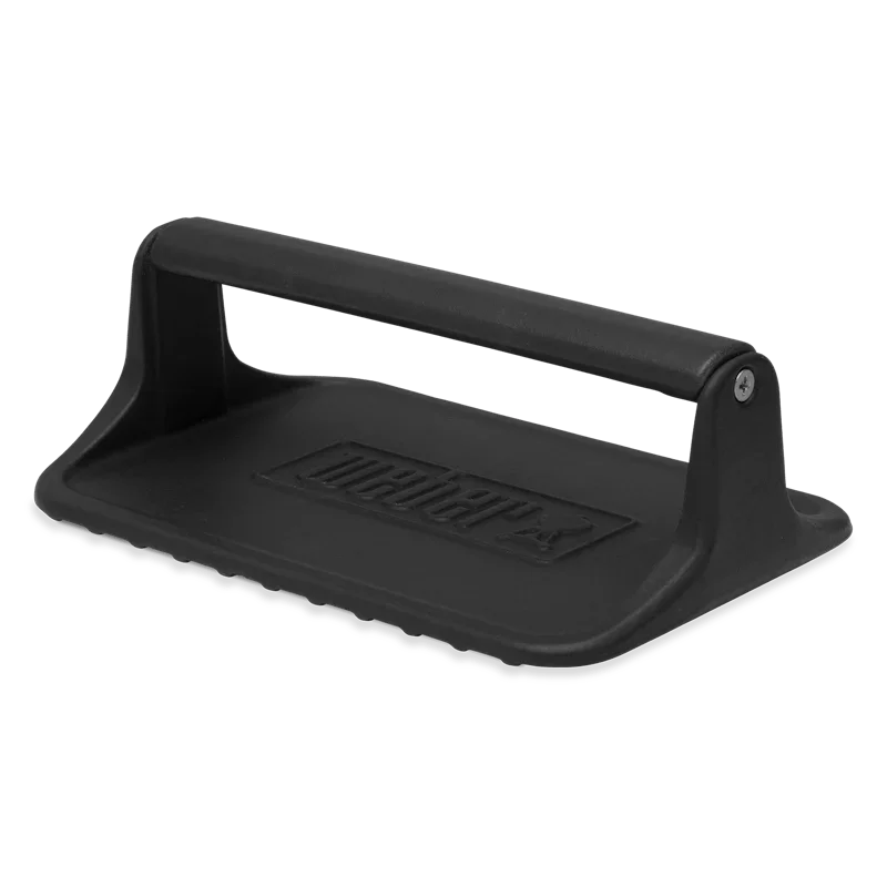 Hombre sostiene paquete de astillas de madera para ahumar, ideal para asados y bbq