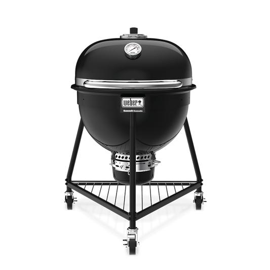 Hombre sostiene paquete de astillas de madera para ahumar, asados, parrilla y bbq