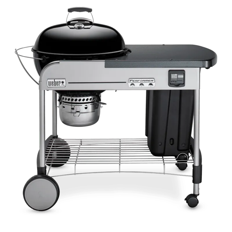 Hombre sostiene paquete de astillas de madera para ahumar, ideal para asados y parrilla