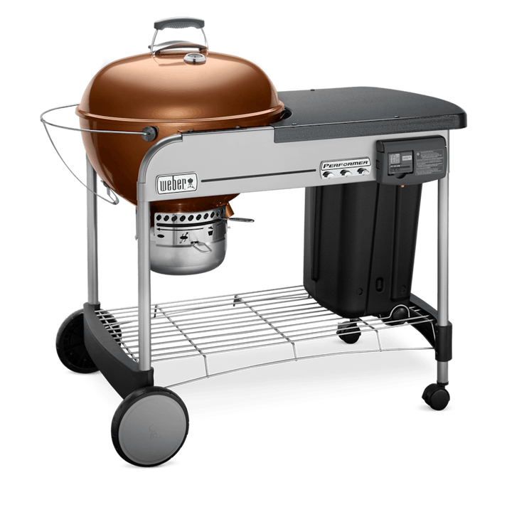 Hombre sostiene paquete de astillas de madera para ahumar, ideal para asados, parrilla y bbq